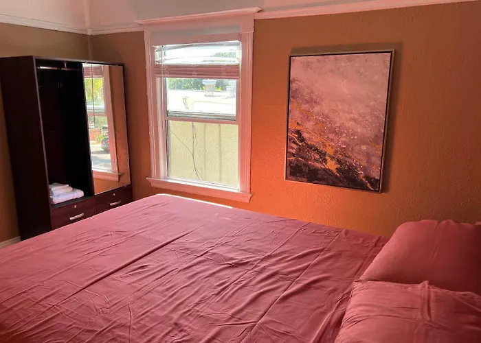 Spacious Private Room In Prime Location With All Amenities