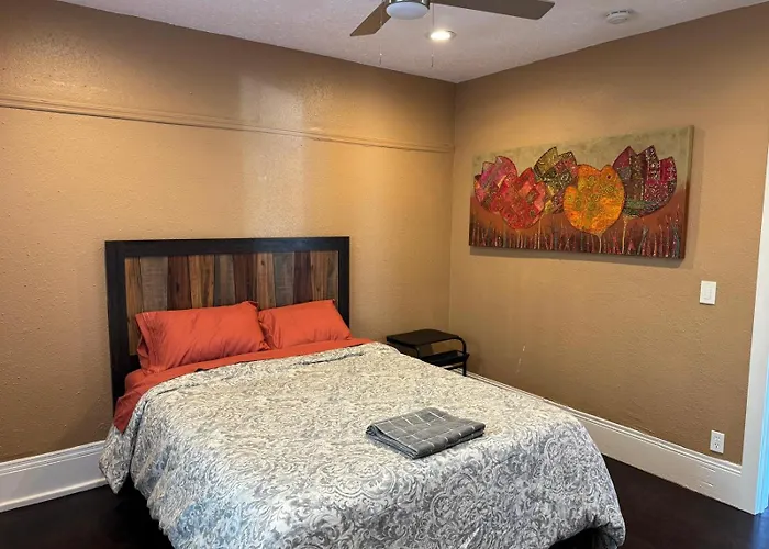 Spacious Private Room In Prime Location With All Amenities