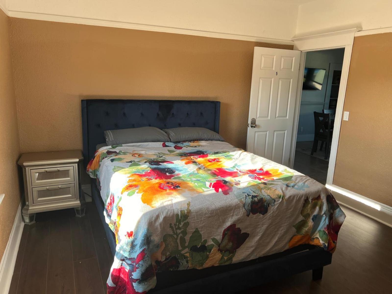 Spacious Private In Prime Location With Amenities *