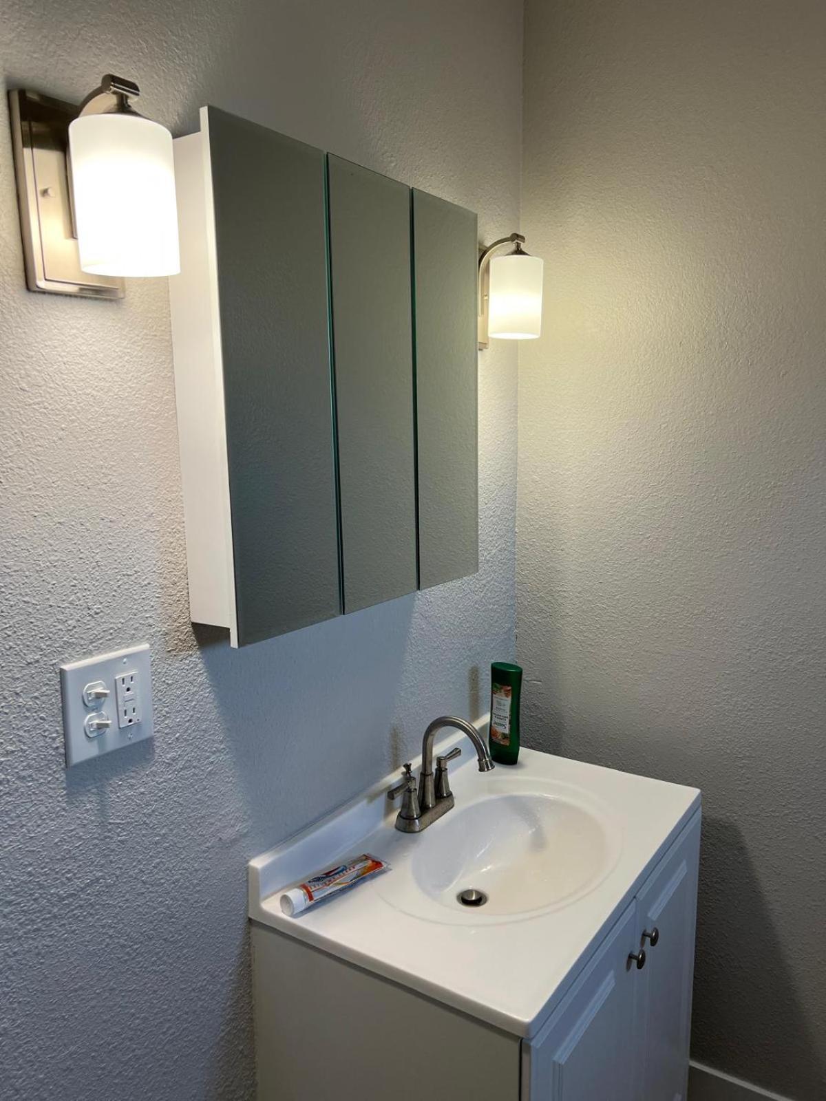 Spacious Private In Prime Location With Amenities Séjour chez l'habitant *